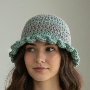 Chunky Crochet Scallop Edge Hat Toque Green Gray